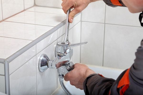 Instalator sanitare non stop.