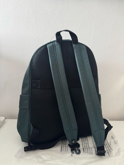 Ghiozdan Calvin Klein nou perfect pentru cadou