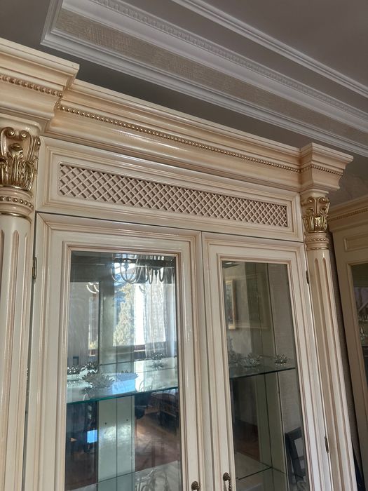 два серванта для посуды