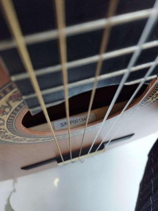 Gitara Yamaha sotiladi.