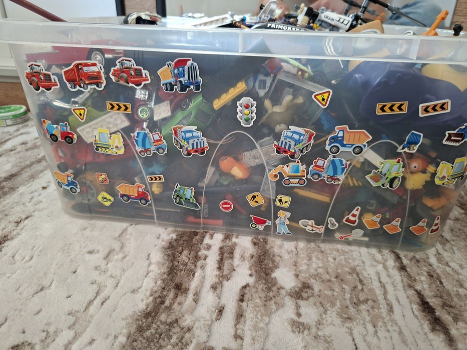 Кутия с детски играчки