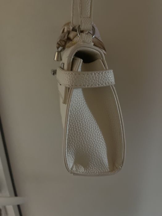 Малка сладурска бяла чантичка