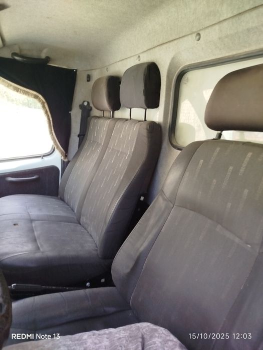 Gazel yuk furgoni tovuq tashishga tayyorlangan