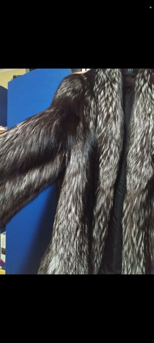 Haină de blană 46. 1600lei. Blană nouă culoare gri spicat, mâneci cu manșon. Impecabilă Haina e foarte elegantă și călduroasă. Model clasic.