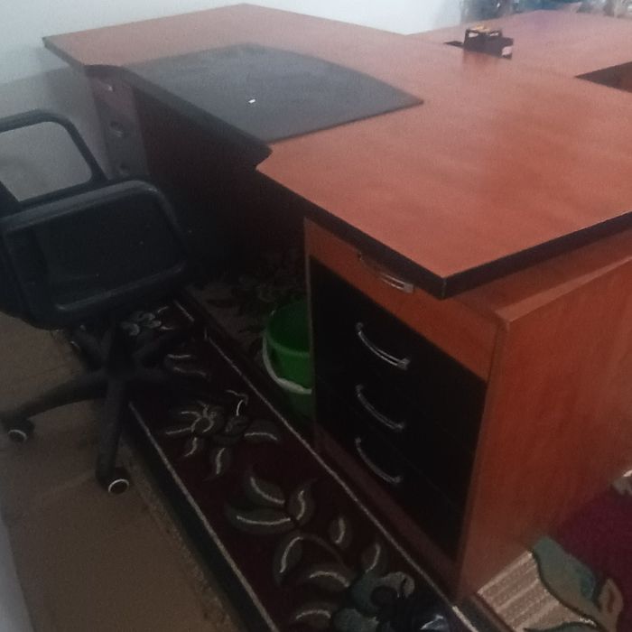 Офис учин стол сотилади