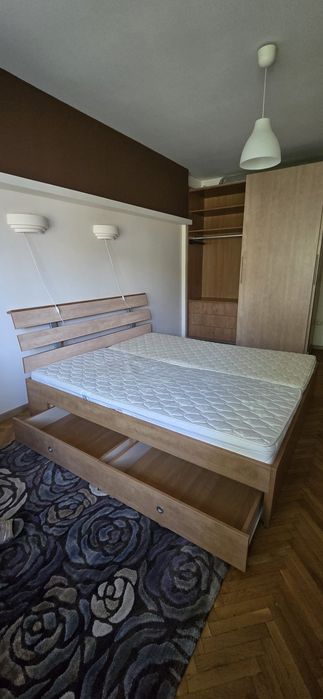Спалня с чекмеджета за съхранение
