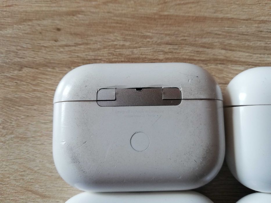 ЛОТ Оригиниали зарядни кутий Apple Airpods 3 за части