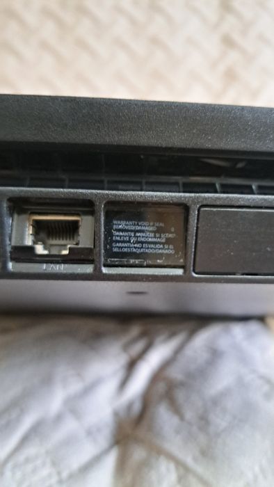 Продаю PS4 Slim, с пломбами и комплектом