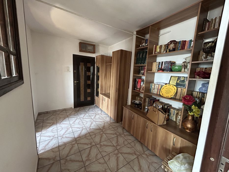 Apartament spatios cu 3 camere, 2 bai si 2 terase