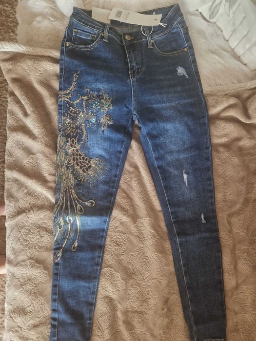 Дънки с бродерия