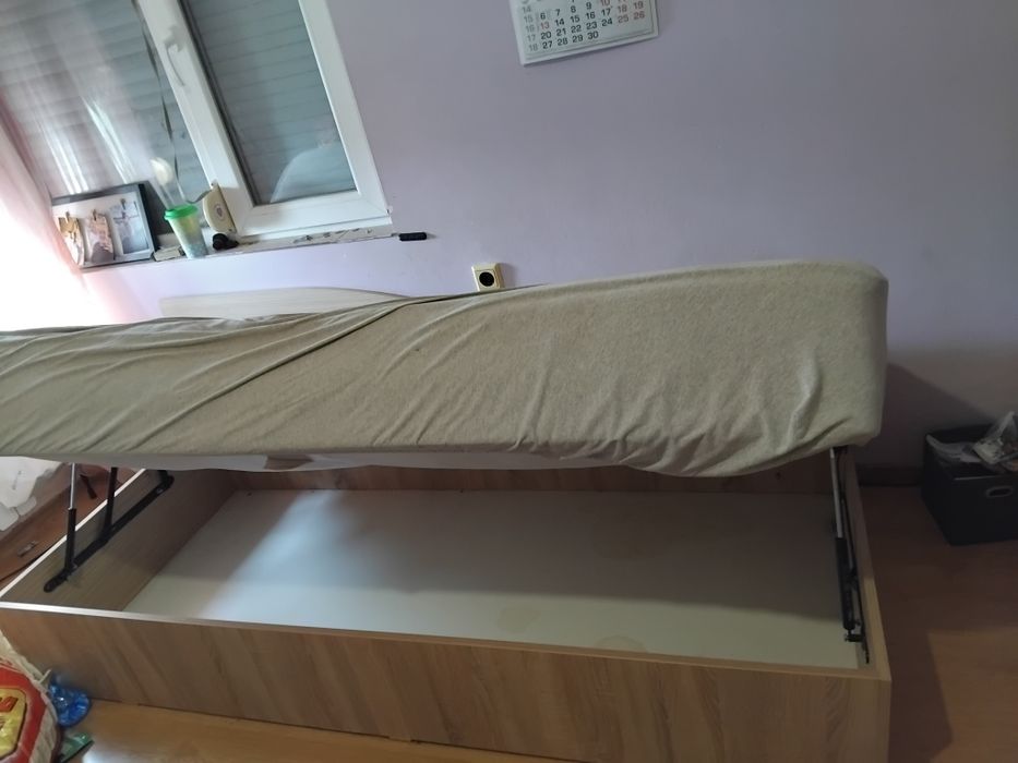 Детска стая с гардероб и две легла.