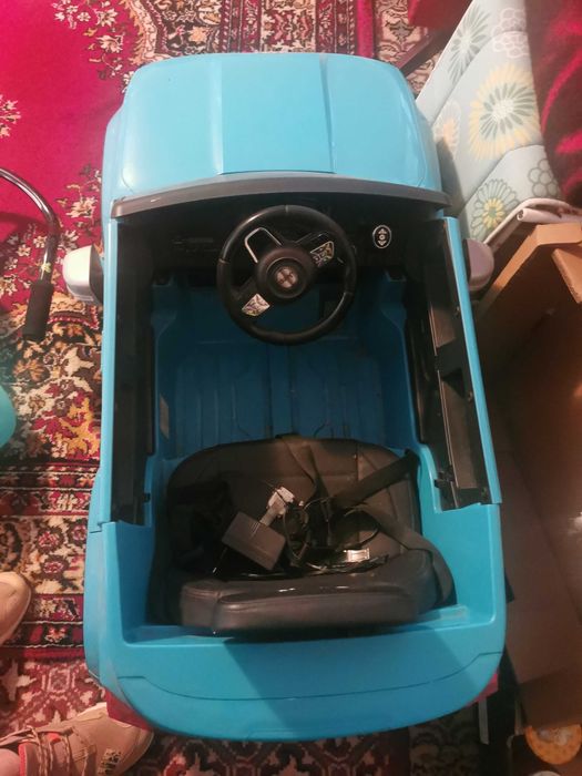 Mașinuța electrică "jeep" puțin folosită