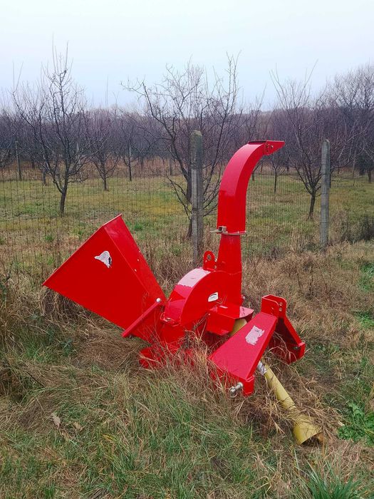 Дробилка за клони, отклоняваща косачка за трактор