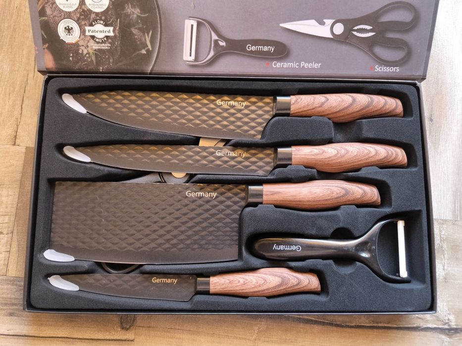 Комплект ножове с ножица и белачкаКомплект ножове с ножица и белачка