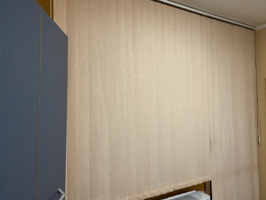 Килим и вертикални щори