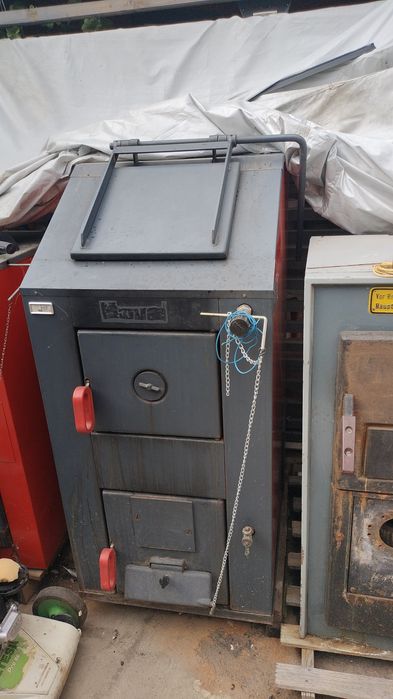 Vând ancalziri centrale pe peleți lemne și injector combustibil ulei.