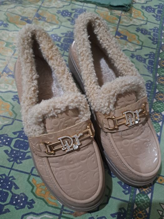 Женский обувь  размер 38 маломерка . Бір екі рет киілген