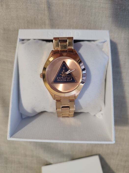 Часовник Guess.           Mmm