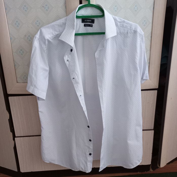 Продам рубашку белую вкрапинку