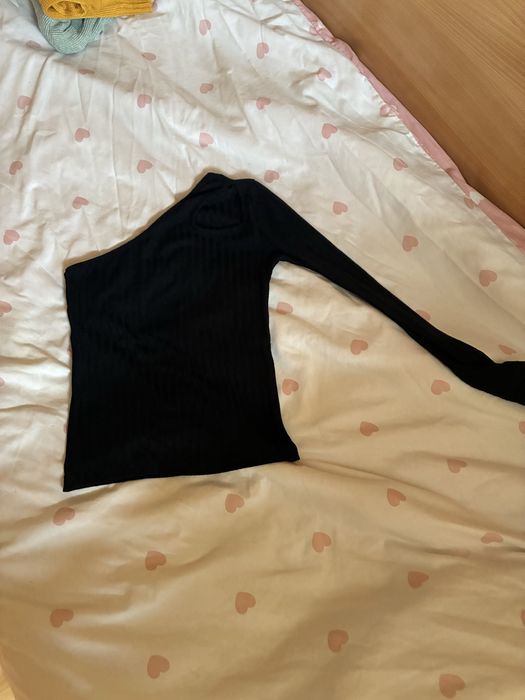 Черна блуза с 1 ръкав