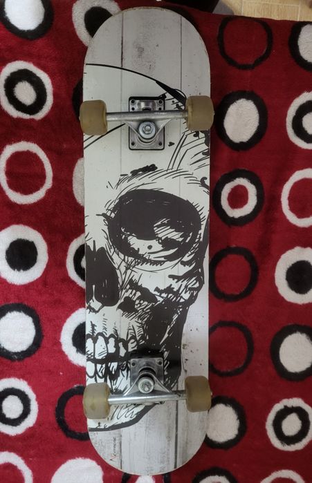 Skateboard alb cu craniu