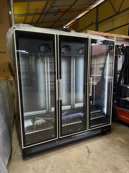 Vitrină frigorifică 3 uși Full Black 1600L