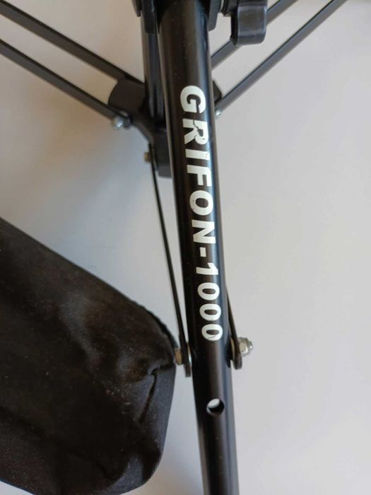 Фото аксесоари: светкавица и софтбокс, лайтбокс, жираф, фон, стойка