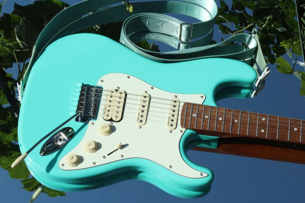 Электрогитара фирмы Saga