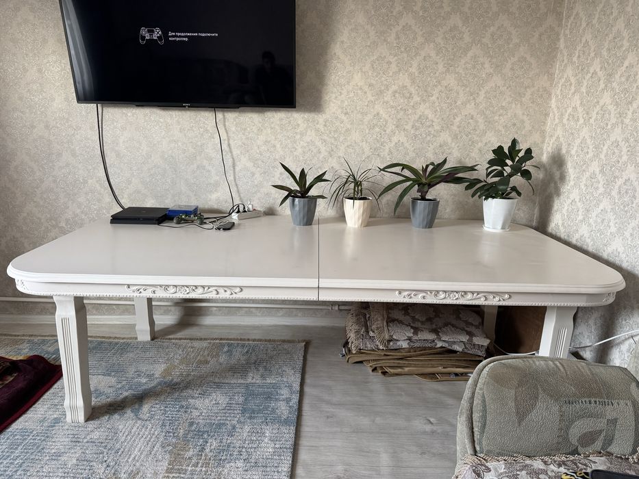 Срочно продам стол гостивой