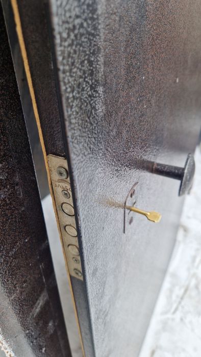 Продам железную дверь