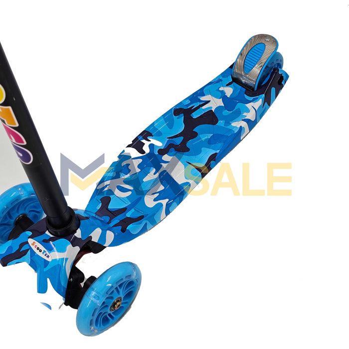 Детска тротинетка с 3 светещи колела синьо многоцветен скутер колело