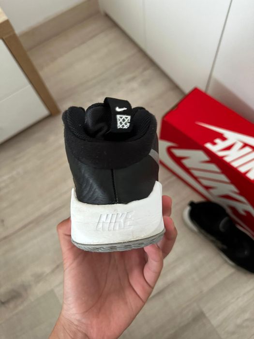 Vând adidași Nike