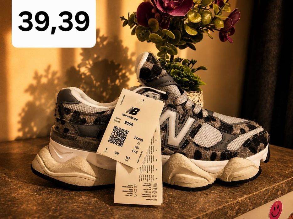 Adidași unisex.  .