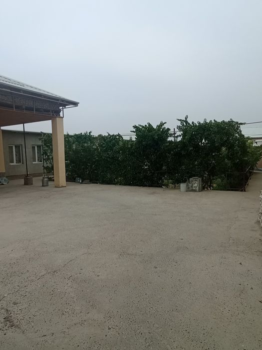 Uchastka sotiladi  6 sotix+ 4sotix bogʻi (yoʻl yuzida)Navoiyda