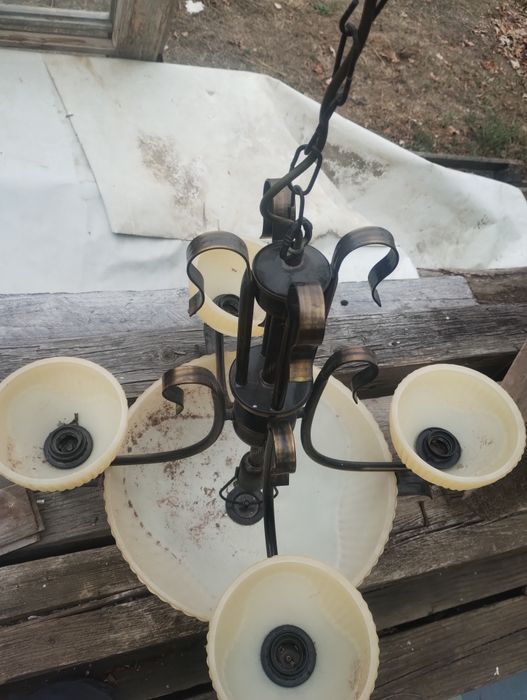 Vand două candelabre diferite pentru case inalte cu tresi patru brate, pretul este per bucată.