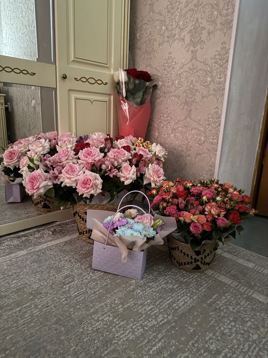 Продам букеты в корзине