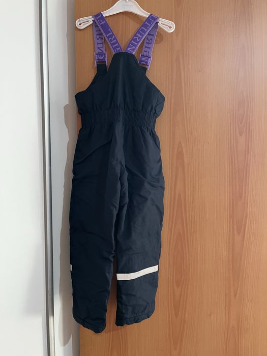 брюки на лямках.