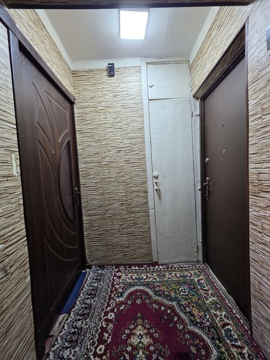 Кибрай марказида 2 хонали квартира сотилади.