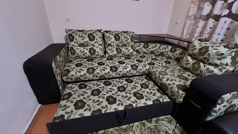 Угловой диван с пуфиком