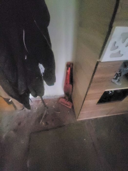 Aspirator electric roșu fără fir