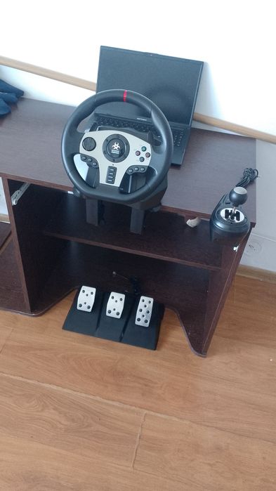 PS4 + 2 manete + volan, pedale, schimbător și jocuri – 1.000 lei