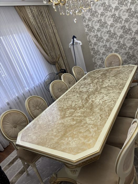 Продаются стол для гостиной