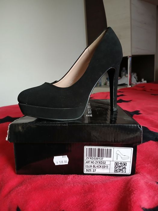 Vând pantofi cu toc