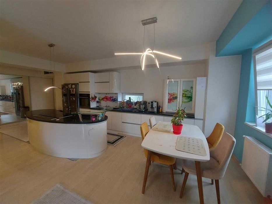 Дава се под наем Двустаен апартамент в Бургас, Център - 57 кв.м за 255 € - Снимка #2