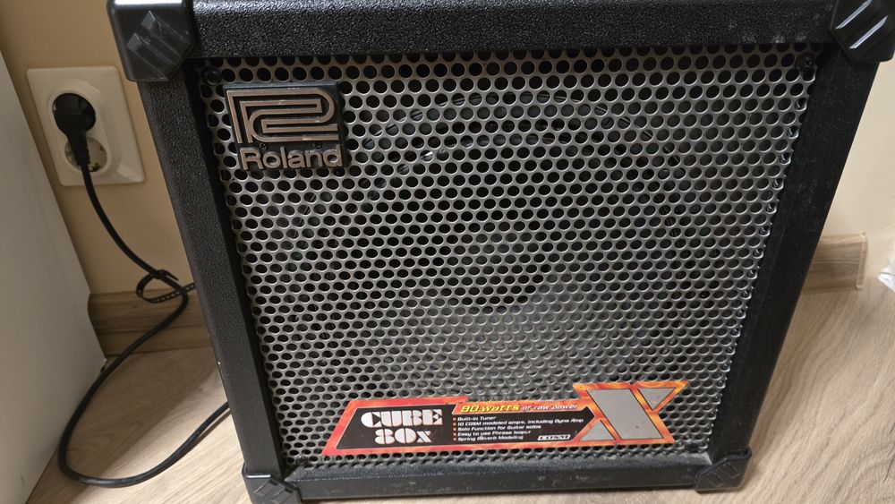 Rolans cube 80x. Кубе за китара