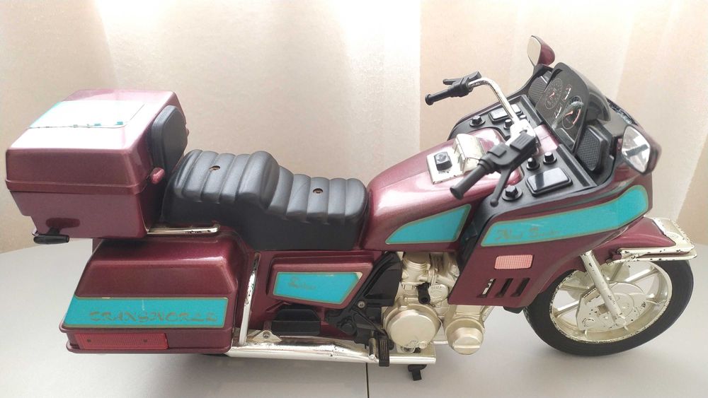 Настолен аналогов часовник във вид на мотор