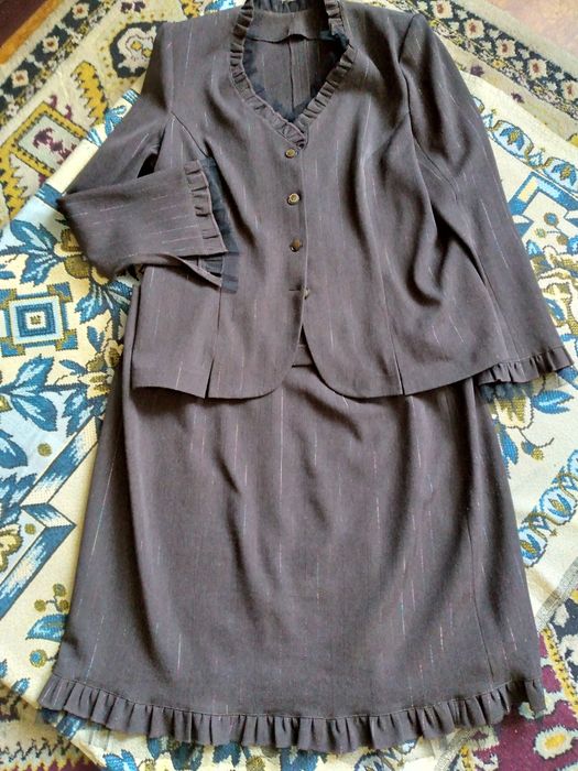 Продам женские костюмы