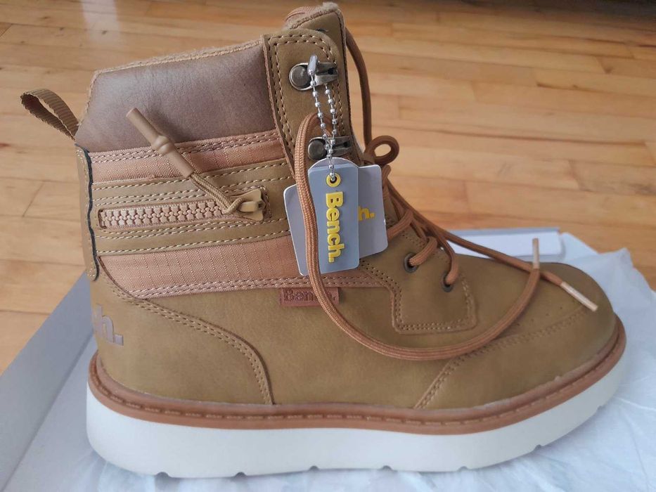 Нови зимни обувки / боти Bench , 40 номер