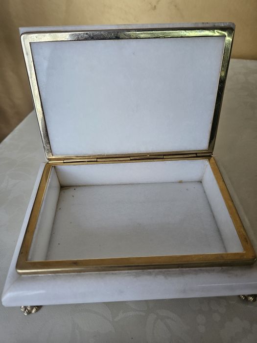 Бяла мраморна кутия .