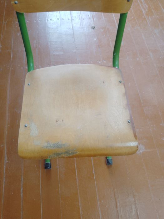 Sotiladi srochno arzon narxda.Parta va stul